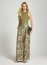 Pantalón estampado Le Lis Blanc, de corte ancho y relajado, confeccionado en tono verde militar con diseño gráfico de inspiración veraniega y tropical, con cierre frontal y bolsillos laterales.