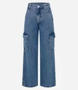 Pantalón de jean corte recto con cintura alta y trabillas. Presenta bolsillos cargo laterales funcionales y cierre frontal con botón y cremallera.