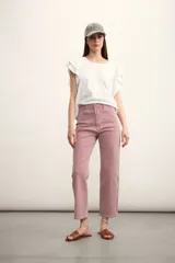 Remera color amarillo pastel con cuello redondo y mangas cortas con volados.