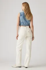 Jeans de corte recto estilo años 90, color blanco roto (ecru), tiro alto y largo completo.