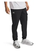 Pantalón cargo deportivo Under Armour, confeccionado en tejido elástico ligero con tecnología repelente al agua. Presenta bolsillos laterales tipo cargo con solapa, cintura elástica con cordón ajustable y logo de la marca estampado en el muslo.