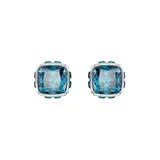 Par de aros de botón con baño de rodio y cristal azul cobalto de talla cuadrada, inspirados en la piedra natal del mes de diciembre.