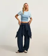 Remera t-shirt de media malla color celeste, con cuello redondo y mangas cortas dobladas.