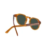 Lentes de sol con armazón redondeado de color naranja mate, fabricados en eco acetato y madera. Cuentan con cristales oscuros y un diseño artesanal sustentable.
