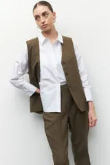 Pantalón sastrero recto color gris oscuro con costuras a lo largo de ambas piernas y cierre invisible en uno de sus laterales.