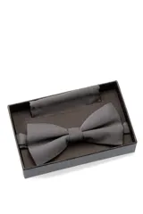 Moña color naranja con pañuelo a juego.