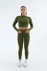 Calza larga color marrón con textura acanalada.