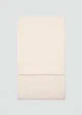 Fular liso de color beige con flecos cortos en los extremos.