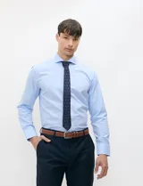 Camisa de vestir Harrington color celeste, de manga larga, con cuello clásico y cierre frontal de botones.