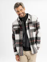 Sobrecamisa de franela con estampado de cuadros en tonos beige y marrón, con cierre frontal de botones y capucha integrada de color beige.