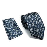 Conjunto de corbata y pañuelo de bolsillo en color azul con estampado floral en blanco.