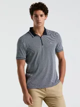 Polo de hombre con estampado jacquard en tonos azul y blanco, cuello clásico con cierre de cremallera corto y ribete a contraste en cuello y mangas.