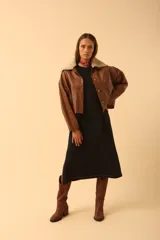 Botas de cuero color marrón con caña media, taco cuadrado y cierre lateral. Diseño de estilo western con puntera fina y detalle de costuras en la caña.