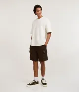 Bermuda masculina de tela french terry color marrón, con cintura elástica, cordón interior de ajuste y bolsillos cargo laterales.