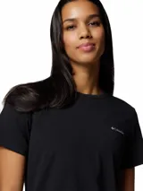 Remera Columbia Sun Trek Ss Ii de color negro, con cuello redondo y manga corta. Presenta un diseño liso y clásico con el logo de la marca bordado en el pecho.