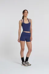 Short deportivo azul con cintura alta y compresión media. Confeccionado en tejido Activelu con protección UV50+ y nula transparencia.