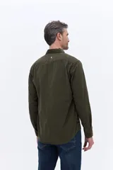 Camisa de pana de algodón con cuello clásico, cierre frontal de botones y mangas largas. Presenta un diseño de corte regular con textura suave y acabado mate.