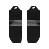 Medias deportivas New Balance Pro Run Tab, color negro con tres líneas horizontales grises y logo de la marca en el empeine.