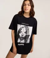Remera negra de algodón con cuello redondo y manga corta. Presenta un gran estampado fotográfico en blanco y negro de Lady Gaga y el texto "LVDY GAGA" en la parte superior del gráfico.