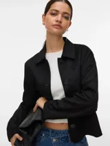 Campera corta de manga larga y color negro, con cuello clásico, cierre frontal de botones y bolsillos delanteros con solapa.