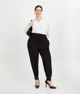 Pantalón de corte fluido y estilo pijama, color negro, con cintura elástica ajustable mediante lazo y detalle de tiras con hebilla en los tobillos.