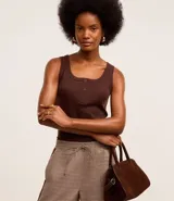 Musculosa marrón de rib con escote redondo y media vista con botones.