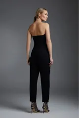 Corset negro con escote corazón, sin mangas y con tres botones dorados.