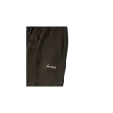 Pantalón de felpa estilo relaxed de Fear of God Essentials, color marrón oscuro, con cintura elástica con cordón ajustable, bolsillos laterales y detalle de logo bordado en la pierna izquierda.