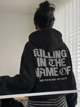 Canguro negro con capucha y bolsillo tipo canguro, de corte regular y confección en mezcla de algodón y poliéster. En la parte posterior presenta una estampa grande en tono gris con la inscripción "Killing in the name of" y una frase complementaria.