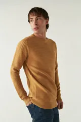 Sweater negro de punto con textura acanalada horizontal, cuello redondo y logo bordado en el pecho.