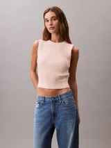 Sweater sin mangas de Calvin Klein confeccionado en tejido de punto de canalé con cuello redondo y ajuste slim. Presenta un diseño minimalista con detalle de logo bordado en el bajo.