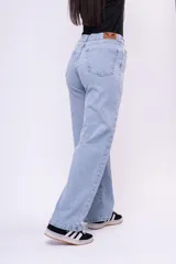 Pantalón de jean estilo wide leg, de tiro alto y corte recto y holgado, en color azul claro con efecto lavado.