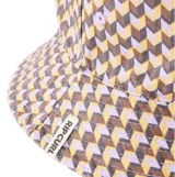 Sombrero tipo bucket reversible de Rip Curl. Un lado presenta un estampado geométrico en tonos marrón, amarillo y lavanda. El reverso es de color lila liso.