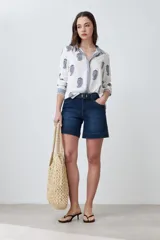 Camisa de manga larga color blanco con estampado de arabescos en azul marino.