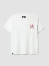 Camiseta blanca de algodón orgánico, con corte oversize, cuello redondo y manguita corta. Presenta un pequeño estampado rojo en el lateral superior izquierdo con la frase 'Go Out And Slide' y caracteres en japonés junto a una ilustración de dos personas cargando una tabla de surf.