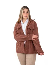 Sobrecamisa marrón de pana con cuello camisero, cierre frontal con botones a presión, dos bolsillos de parche con solapa abotonada en el pecho y mangas largas con puños abotonados.