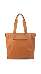 Cartera tipo tote marrón de diseño práctico y versátil, confeccionada en símil cuero con textura granulada. Cuenta con asas cortas fijas, bolsillos exteriores con cierre al frente y atrás, y bolsillos laterales abiertos. Su interior es amplio e incluye bolsillos organizadores. Viene con una correa ajustable y desmontable.