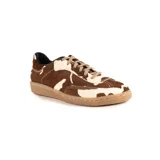 Championes de estilo urbano con diseño combinado en cuero negro y paneles laterales con estampado animal print tipo leopardo. Presenta detalle en color dorado en el talón, cierre con cordones negros y suela de goma en tono natural.