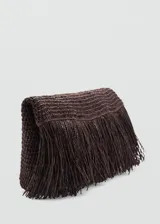 Bolso tipo sobre de fibra natural en color marrón, con diseño tejido y panel frontal de flecos largos.