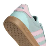 Championes Adidas Breaknet Sleek de estilo urbano inspirado en el tenis, confeccionados en gamuza sintética color turquesa con las icónicas tres tiras laterales en color rosado. Presentan suela de goma color caramelo y cierre por cordones.