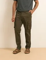 Pantalón cargo color verde militar, de corte recto, con bolsillos laterales con fuelle, bolsillos delanteros inclinados y bolsillos traseros.