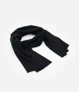 Bufanda femenina de punto liviano en color negro, con diseño básico y terminación deshilachada en los extremos.