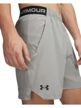 Short deportivo Under Armour Vanish Woven, color gris, con logo de la marca en la pierna derecha. Presenta un diseño ultraligero y transpirable con bolsillos laterales y cintura elástica.