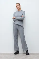 Pantalón de tejido de punto con textura de ochos, corte recto y holgado, con cintura elástica y cordón de ajuste.