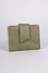 Billetera Daniel Cassin de símil cuero color verde militar con cierre de solapa y botón imantado.
