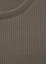 Camiseta de manga larga confeccionada en tejido de punto acanalado, con cuello redondo y diseño entallado.