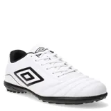 Championes de fútbol Umbro modelo Classico III TF, diseñados para césped sintético. Presentan un diseño en color blanco con detalles en negro, incluyendo el logo de la marca en el lateral y la suela con tapones bajos para mayor tracción.
