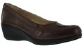 Zapato de mujer tipo mocasín con plataforma baja, confeccionado en cuero color marrón oscuro con costuras reforzadas en la puntera.