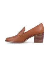 Mocasines de cuero color suela con taco cuadrado de madera y detalle de antifaz en el empeine.