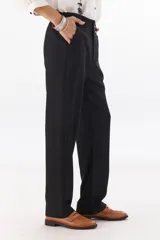 Pantalón de vestir gris oscuro, de corte recto y relajado, con cintura elastizada, cierre de cremallera y botón. Cuenta con bolsillos laterales.